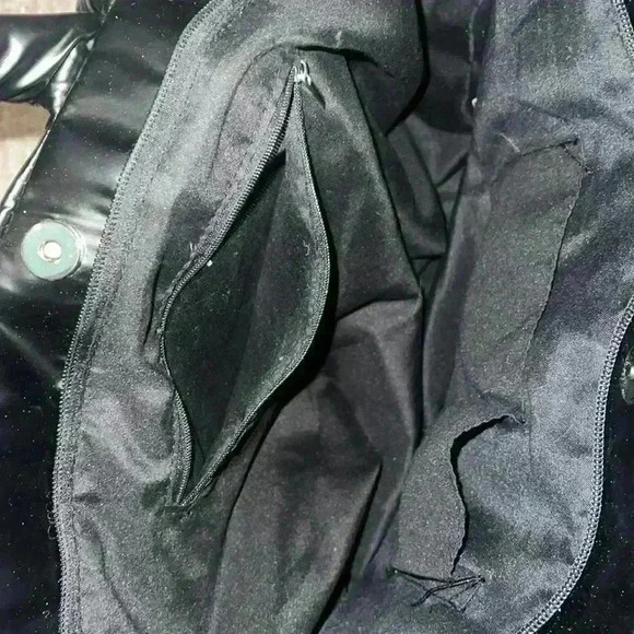 Black puffer quilted travel tote - Picture 4 of 4